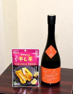 開発中の芋焼酎「Ｉｓｓｈｉｎ　ＴｏｃｈｉＡｋａｎｅ」（右）と本県産紅はるかの干し芋