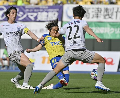 後半24分、栃木ＳＣのＭＦ中野（中央）がゴール前のこぼれ球をシュートする＝カンセキスタジアムとちぎ、森田大地撮影