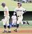 ３回、文星付・弓野の適時打で二走・津久井（右）が先制のホームイン＝清原球場