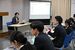 小澤社長（左奥）の話に耳を傾ける行員たち＝12日午前、宇都宮市