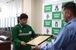 仁平署長（右）から感謝状を受け取る日賀野さん