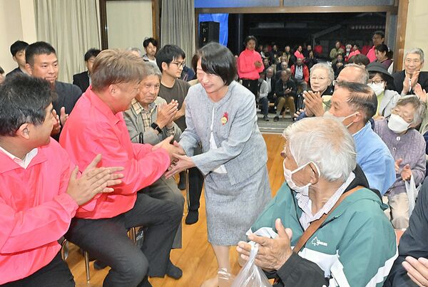 3選が確実になり、支持者と握手する川俣純子氏(中央)=19日午後9時30分、那須烏山市中央2丁目、近藤文則撮影
