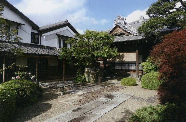 庭の雰囲気も相まって風情漂う主屋（写真右）。左手は奥から居住蔵、穀蔵（松本幸三さん提供）