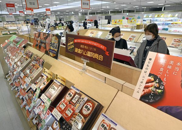 お歳暮用のギフトがずらりと並ぶ会場＝13日午前10時10分、宇都宮市宮園町