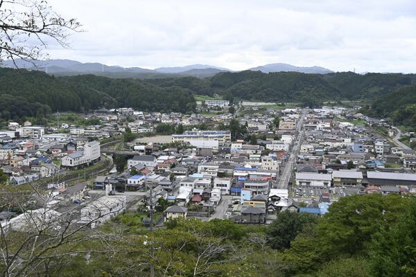 町の中心市街地。地下には頑強な層が重なっている