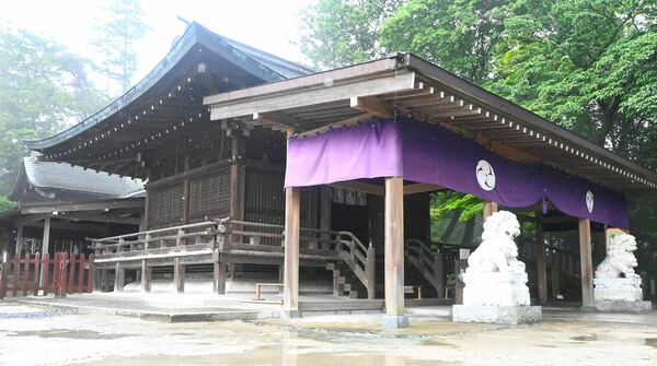 権現造りで改築された唐澤山神社の拝殿（手前）と本殿（左奥）