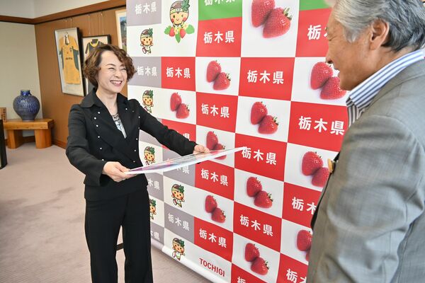 セレモニー用の名刺を受け取った歌心さん（左）＝15日午後、県庁