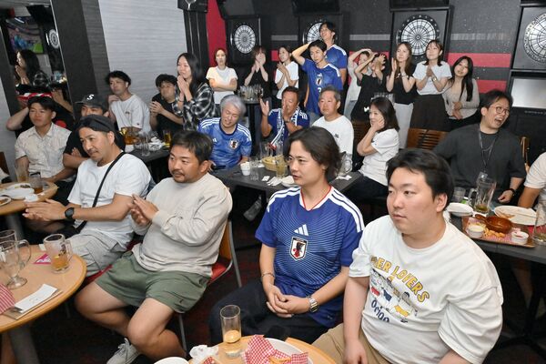 日本代表の逆転負けにぼうぜんとしたり、拍手で健闘をたたえたりするサポーター＝30日午前４時５分、宇都宮市池上町