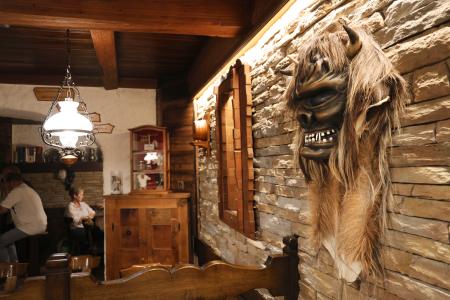 　飲食店の壁に飾られた「チャガタ」の仮面＝６月、スイス・ブラッテン近郊（共同）