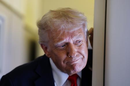 　英国訪問を終え、大統領専用機内で記者団の質問に応じるトランプ米大統領＝１８日（ゲッティ＝共同）