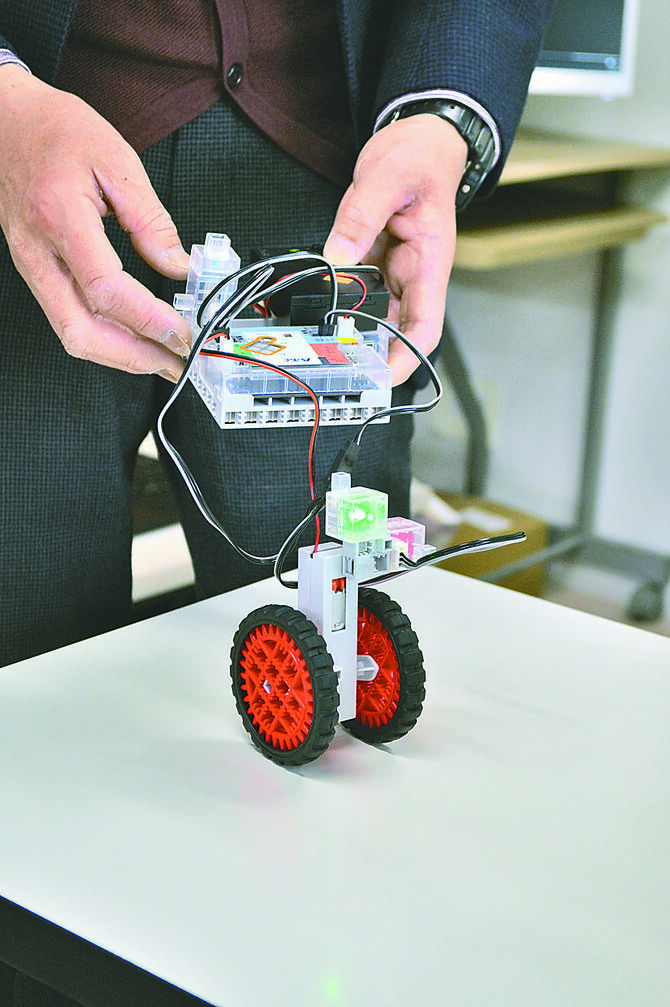 機械のバランスを保つのに必要な倒立振子の制御について学ぶロボット