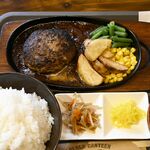 自家製ソース たっぷりと　ハンバーグ定食　ラララ食堂（日光）