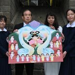 文芸部生徒が大きめサイズの絵馬を手作り　佐野・磯山弁財天に奉納　白蛇で…