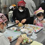 お菓子の家作りに挑戦！　佐野で５年ぶりに実施　親子で建築の仕事学ぶ