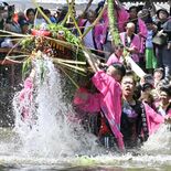奇祭豪快、水しぶきに拍手喝采　小山で400年続く「間々田のじゃがまいた」