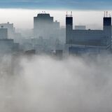 宇都宮市街地、濃霧に包まれ真っ白に　７日朝、県内各地で霧発生　３月中～下旬並みの暖かさ