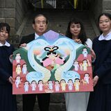 文芸部生徒が大きめサイズの絵馬を手作り　佐野・磯山弁財天に奉納　白蛇でハートをデザイン
