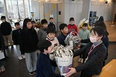 新聞紙で作った エコバッグ寄贈 