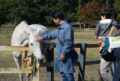 馬と触れ合い記念撮影も