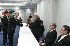 県警ＯＢ２０人に功労勲章を伝達