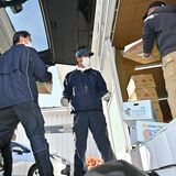 リサイクル店経営「飛行船」が300箱の野菜や果物、被災地へ　鹿沼で住民ら作業、専務が単独現地入り