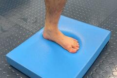 捻挫防ぐ鍵 バランス能力