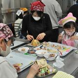 お菓子の家作りに挑戦！　佐野で５年ぶりに実施　親子で建築の仕事学ぶ