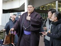 横綱大の里らロンドンに到着
