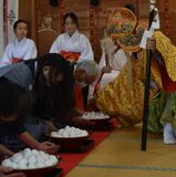 大盛り卵「全部食べろ」　栃木・鷲宮神社で強卵式