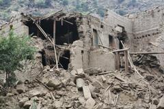 アフガン地震、死者１４００人超