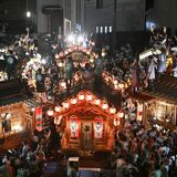 ほとばしる祭り人の熱気　大田原屋台まつり開幕　彫刻屋台の「ぶっつけ」に歓声
