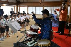 一流の演奏に園児笑顔