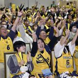 優勝に王手だ！　ブレックス決勝、宇都宮からも熱い声援　パブリックビューイングに400人