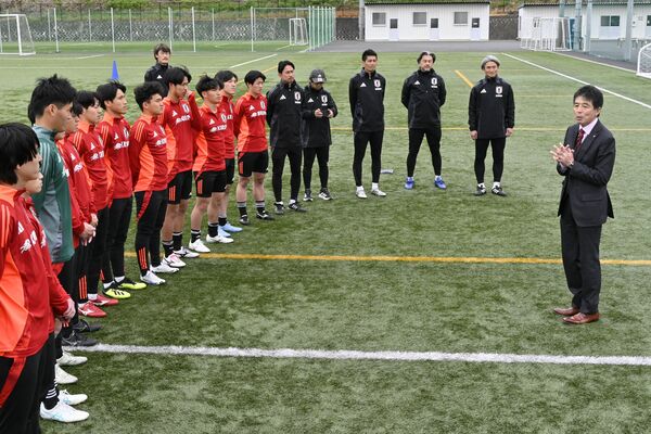 知的障害者サッカー日本代表候補の選手らを激励する中村市長（右）