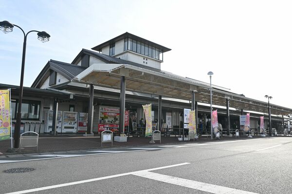 ガラス張りの展望台があり、城のような外観が印象的な「道の駅しもつま」