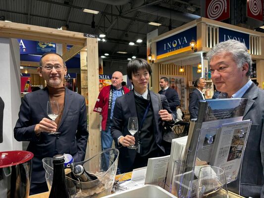 会場で「ＳＵＩＳＵＩ」を試飲する鈴木大使（左）＝パリ