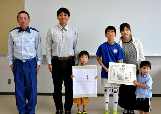 感謝状を受け取った馬場内さん一家