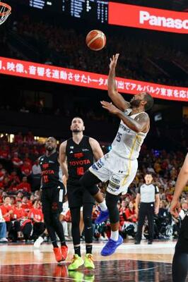 　Ａ東京戦でプレーする宇都宮のニュービル（右）＝トヨタアリーナ東京