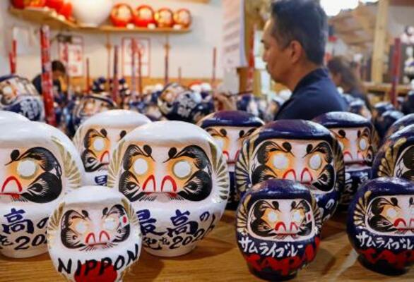 サッカーW杯北中米3カ国大会に合わせ作られた「今井だるま店NAYA」の必勝祈願だるま=5月、群馬県高崎市