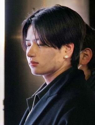 　勤務するホストクラブから連行される竹岡拓人容疑者＝２８日、東京都新宿区