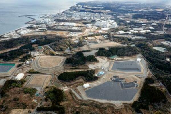 福島県双葉町の中間貯蔵施設。奥は東京電力福島第1原発=2月
