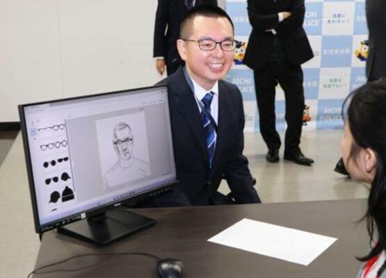 似顔絵作成システムの試作機で描かれた絵とモデルとなった警察官=18日午前、愛知県警本部