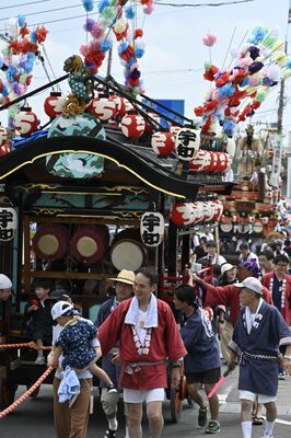 町中心部で行われた山車屋台巡行