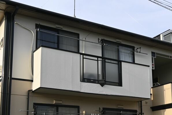 男性の遺体が見つかったアパート＝26日午後、足利市毛野新町４丁目