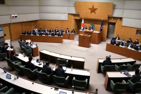 太陽光発電施設の設置を規制する改正条例を全会一致で可決した北海道釧路市議会=23日午後