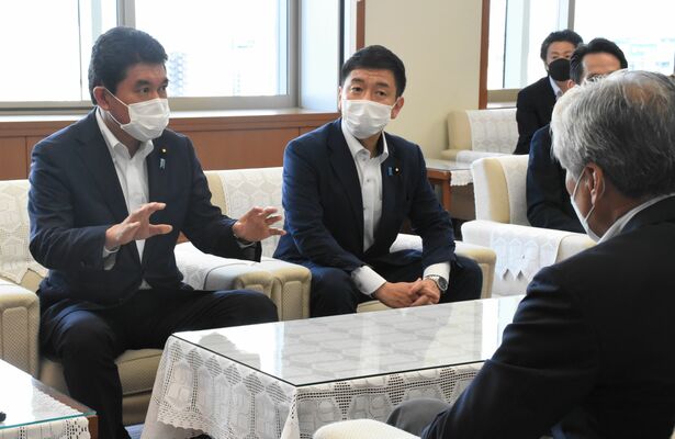 福田知事と面会した小林副大臣（左）と柳本政務官（左から２人目）＝９日午後、県庁