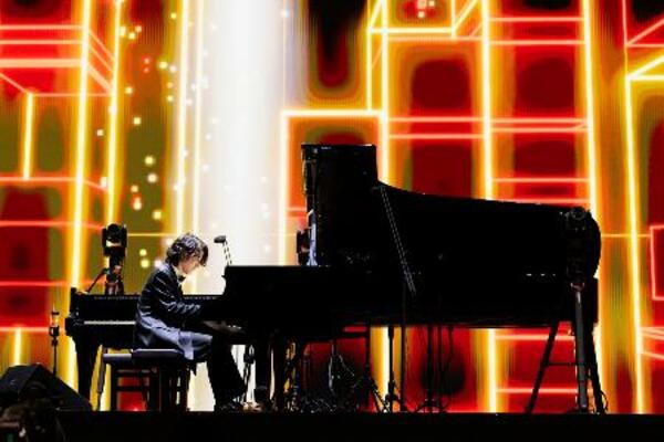 ピアノを演奏する角野隼斗=横浜市のKアリーナ横浜((C)Ryuya Amao)