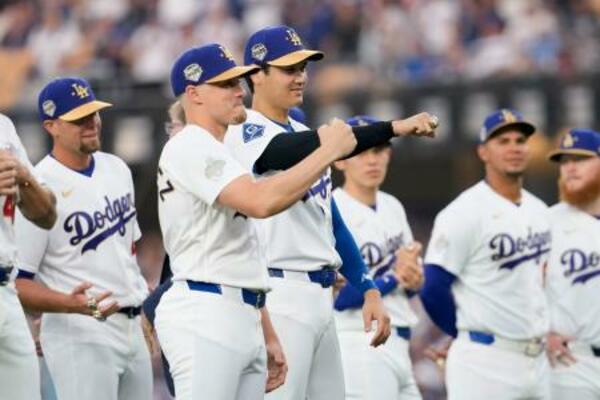 　優勝リング贈呈セレモニーでポーズをとるドジャース・大谷（中央）＝ロサンゼルス（共同）