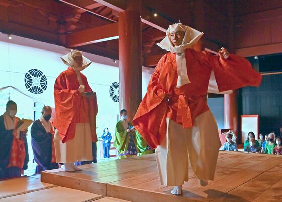 三仏堂で厳粛に奉納される延年舞＝17日午前９時、日光市山内