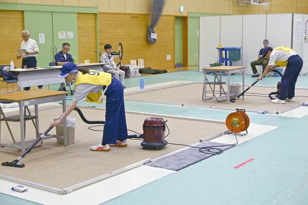 ビルクリーニングの競技に臨む出場者ら=4日午前、宇都宮市若草1丁目